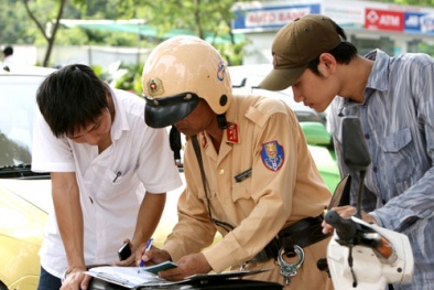 Nộp phạt trực tiếp cho Cảnh sát giao thông: 'Nối giáo' cho... vi phạm!